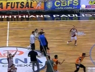 Πρωτοφανές σκηνικό βίας: Ξάπλωσε με κουτουλιά τον διαιτητή και τον κτύπησε με κλωτσιά στο κεφάλι!